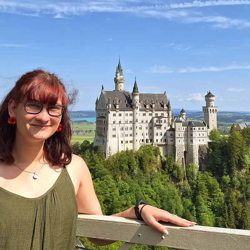 Lydia posing with Neuschwanstein Castle / Schloss Neuschwanstein